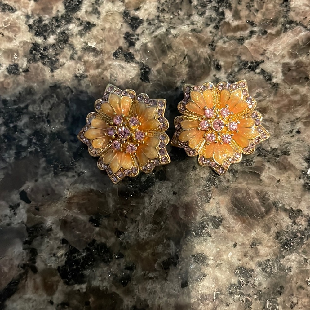 Cute vintage clip on earrings.